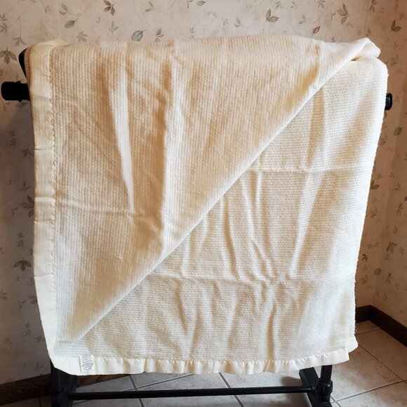 Vintage Acrylic Blanket Twin 66"x 86" Waffle Weave Ivory Satin Trim Reversible - Picture 6 of 8